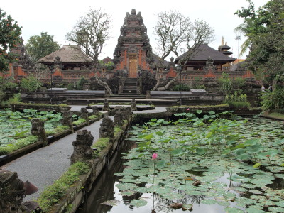 サラスワティ寺院　Pura Taman Saraswati