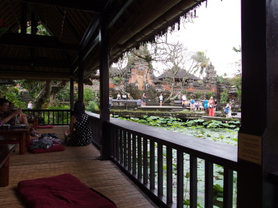 サラスワティ寺院とカフェ・ロータス　Pura Taman Saraswati and Cafe Lotus