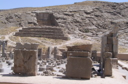 百柱の間とアルタクセルクセス２世王墓