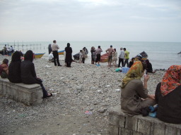 ラームサル：海辺でたたずむ人々