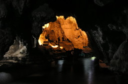 アリー・サドゥル洞窟
