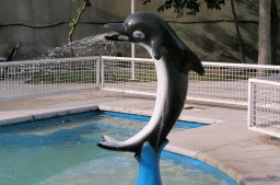 ホテルの庭の噴水イルカ