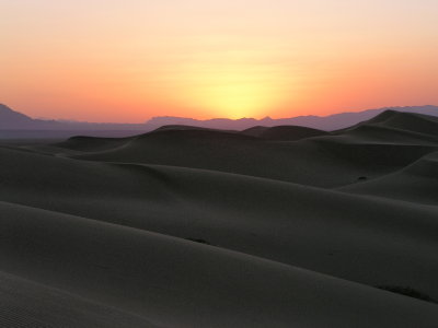 ヤズド郊外の砂漠に沈む夕日