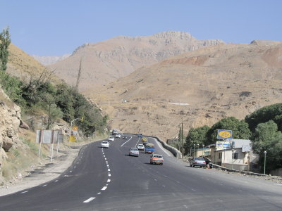 テヘランからダマーヴァンドへの道