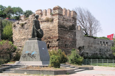 メフメット２世の銅像と海の城壁