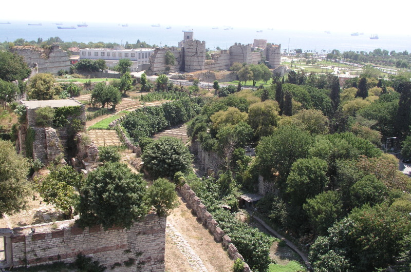 テオドシウスの大城壁；イェディクレから海側を望む