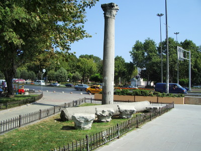 街角に立つローマ時代の石柱：イスタンブール