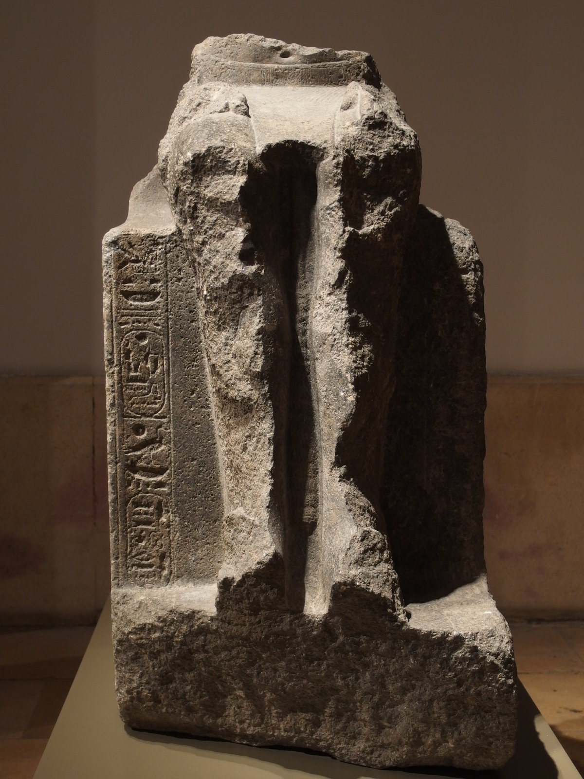 古代エジプト第22王朝のファラオ、オソルコン２世の座像（ビブロス、バアラト・ゲバル神殿で出土）｜ Statue of the Pharaoh Osorkon Ⅱ
