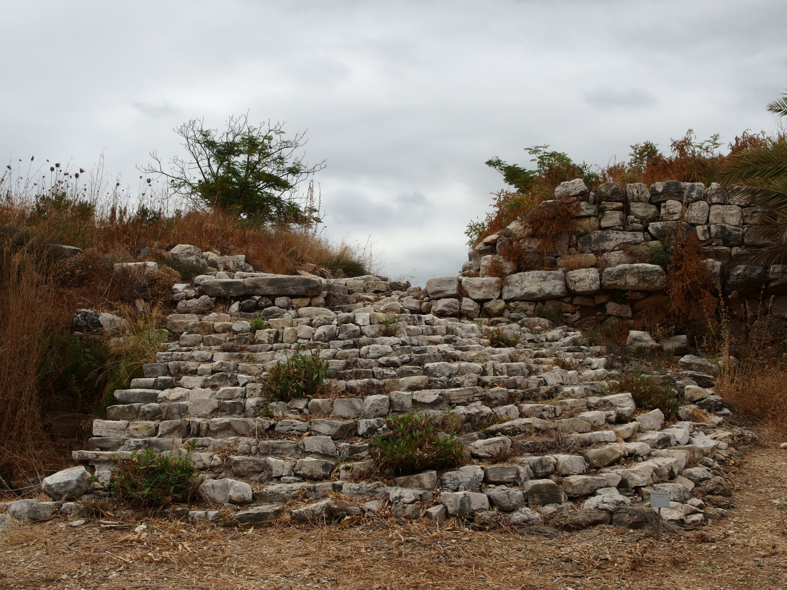 紀元前３千年紀の城門跡（ビブロス）｜ Byblos