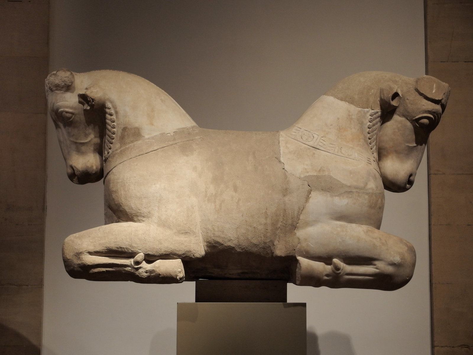 牡牛の柱頭飾り（ベイルート国立博物館）｜ Capital with Bull Protomes, Beirut National Museum