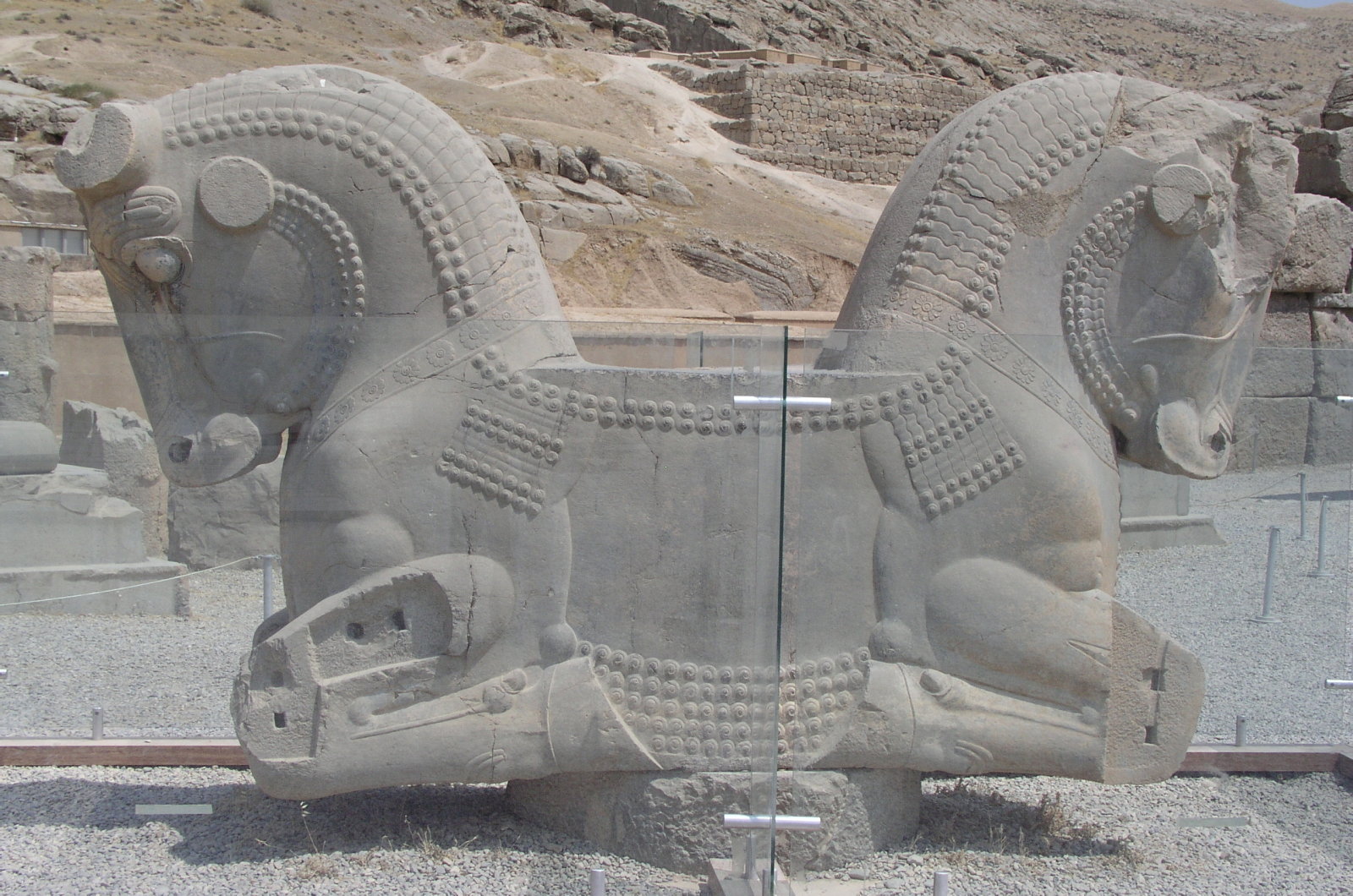牡牛の柱頭飾り（イラン、ペルセポリス）｜ Capital with Bull Protomes of Persepolis, Iran