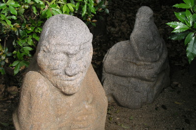 猿石（左から僧、男）