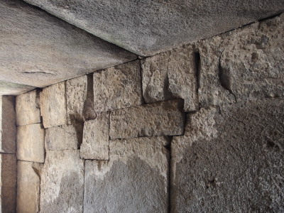 宝塔山古墳：玄室の壁面と天井