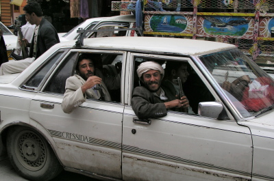 自動小銃を持った車内の男たち（イエメン、サナア）｜Sana'a,Yemen